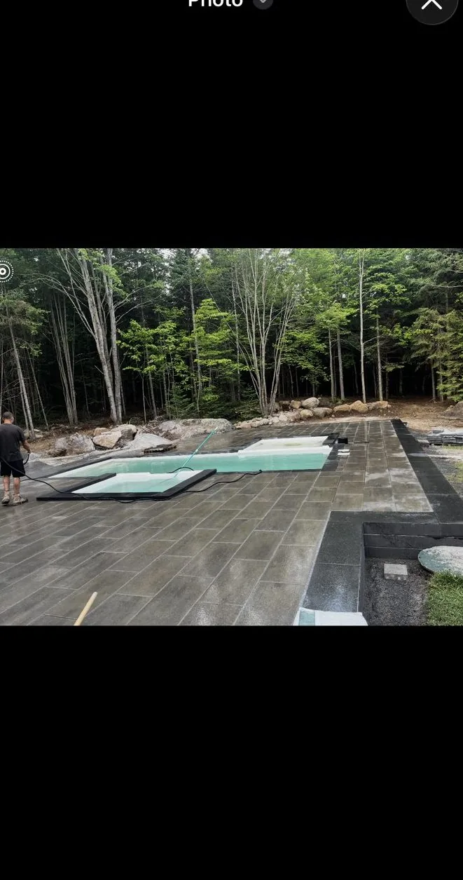 Contour de piscine en pavé avec bordure contrastante et enrochement
