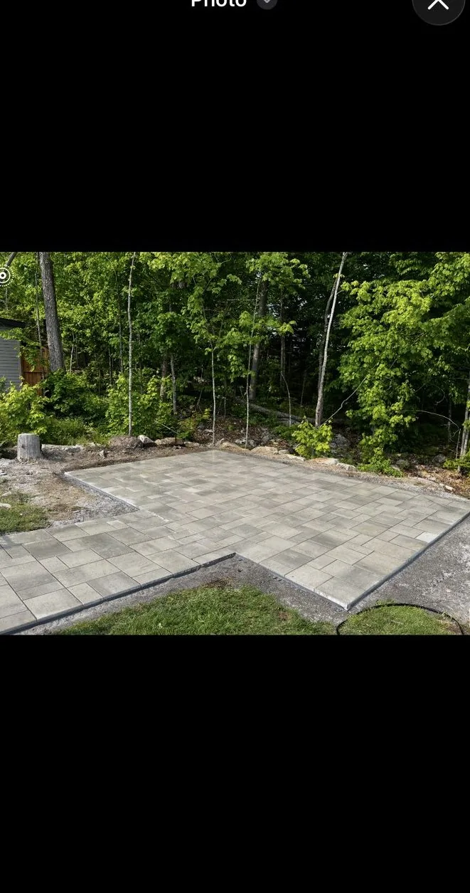 Patio en pavé uni aménagé en bordure d'un boisé