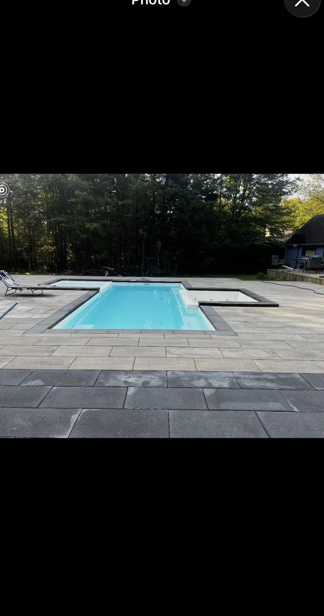 Contour de piscine creusée en pavé uni et dalles